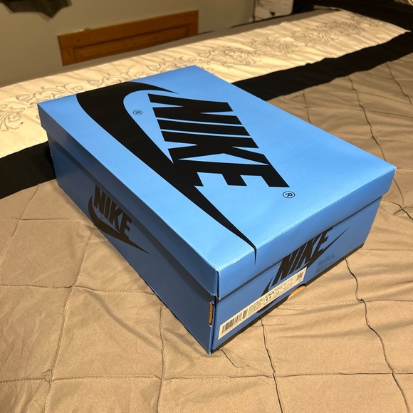 Size 11 - Jordan 1 Retro OG High UNC Toe - Picture 8 of 9